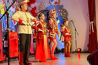 02 Fluesters Prinzgrd 2026-02-04 05  Mittwoch, 4. Februar - Der 2. karnvalistischem Nachmittag der KFD St. Peter und Paul Gemeinde in Huckingen war unser Auftakt an diesem Tag. Eine Super Stimmung im Saal. Gestärkt mit ausreichend Kuchen und Kaffee ginge dann nach Walsum. In Open Rheins „Zum Johanniter“  fan die „Flüstersitzung“ der Prinzengarde statt.