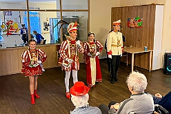 01 Seniorenk St Clemens 2026- 02-05 01  Donnerstags Tour, 5. Februar  -Der Seniorenkarneval von der KG Königreich-Duissern Caritas-Altenheim St. Clemens, in Kaßlerfeld, war unser erstes Ziel. Weil die Kindercrew des letzten Jahres so gut ankam, waren wir danach auf der Karnevalsfeier der Wohnungsgenossenschaft DU Süd in Neudorf in der Andersenstraße. Die dritte Station war dann der Pfarrkarneval der Ev. Gemeinde am Vogelsangplatz.