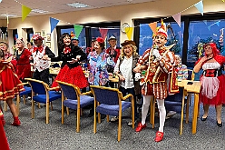 02 Wohnungsb DU Sued 2026- 02-05 10  Donnerstags Tour, 5. Februar  -Der Seniorenkarneval von der KG Königreich-Duissern Caritas-Altenheim St. Clemens, in Kaßlerfeld, war unser erstes Ziel. Weil die Kindercrew des letzten Jahres so gut ankam, waren wir danach auf der Karnevalsfeier der Wohnungsgenossenschaft DU Süd in Neudorf in der Andersenstraße. Die dritte Station war dann der Pfarrkarneval der Ev. Gemeinde am Vogelsangplatz.