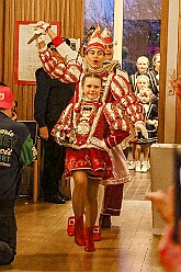 03 Pfarrk Vogelsangplatz 2026- 02-05 01  Donnerstags Tour, 5. Februar  -Der Seniorenkarneval von der KG Königreich-Duissern Caritas-Altenheim St. Clemens, in Kaßlerfeld, war unser erstes Ziel. Weil die Kindercrew des letzten Jahres so gut ankam, waren wir danach auf der Karnevalsfeier der Wohnungsgenossenschaft DU Süd in Neudorf in der Andersenstraße. Die dritte Station war dann der Pfarrkarneval der Ev. Gemeinde am Vogelsangplatz.