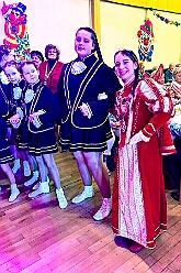 03 Pfarrk Vogelsangplatz 2026- 02-05 04  Donnerstags Tour, 5. Februar  -Der Seniorenkarneval von der KG Königreich-Duissern Caritas-Altenheim St. Clemens, in Kaßlerfeld, war unser erstes Ziel. Weil die Kindercrew des letzten Jahres so gut ankam, waren wir danach auf der Karnevalsfeier der Wohnungsgenossenschaft DU Süd in Neudorf in der Andersenstraße. Die dritte Station war dann der Pfarrkarneval der Ev. Gemeinde am Vogelsangplatz.