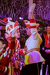 03 Pfarrk Vogelsangplatz 2026- 02-05 07  Donnerstags Tour, 5. Februar  -Der Seniorenkarneval von der KG Königreich-Duissern Caritas-Altenheim St. Clemens, in Kaßlerfeld, war unser erstes Ziel. Weil die Kindercrew des letzten Jahres so gut ankam, waren wir danach auf der Karnevalsfeier der Wohnungsgenossenschaft DU Süd in Neudorf in der Andersenstraße. Die dritte Station war dann der Pfarrkarneval der Ev. Gemeinde am Vogelsangplatz.