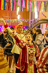 03 Pfarrk Vogelsangplatz 2026- 02-05 12  Donnerstags Tour, 5. Februar  -Der Seniorenkarneval von der KG Königreich-Duissern Caritas-Altenheim St. Clemens, in Kaßlerfeld, war unser erstes Ziel. Weil die Kindercrew des letzten Jahres so gut ankam, waren wir danach auf der Karnevalsfeier der Wohnungsgenossenschaft DU Süd in Neudorf in der Andersenstraße. Die dritte Station war dann der Pfarrkarneval der Ev. Gemeinde am Vogelsangplatz.