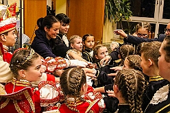 03 Pfarrk Vogelsangplatz 2026- 02-05 13  Donnerstags Tour, 5. Februar  -Der Seniorenkarneval von der KG Königreich-Duissern Caritas-Altenheim St. Clemens, in Kaßlerfeld, war unser erstes Ziel. Weil die Kindercrew des letzten Jahres so gut ankam, waren wir danach auf der Karnevalsfeier der Wohnungsgenossenschaft DU Süd in Neudorf in der Andersenstraße. Die dritte Station war dann der Pfarrkarneval der Ev. Gemeinde am Vogelsangplatz.