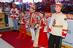 01 KarnevalOnIce 2026-02-06 12  alleato Arena und Ordensessen - Am späten Freitagnachmittag hieß es zum 4. Mal „Karneval on Ice“ . Nach der Premiere 2023 ist diese Veranstaltung weiterhin beliebt.  Das (Spaß)Eishockeyspiel der Teams Karneval vs. Stadt Duisburg endete 10:10. Nach diesem Besuch waren noch bei der Ehrengarde, diese hat den „Großen Orden“ an Joachim Loosen verliehen. : DVPJ, Toni I, Kinderprinz Juls I., Juls I., Prinzessin, Aileen I., Prinzessin Aileen I., HDK, Duisburg, Karneval, Helau, Tollität, Event, Session 2025, Session 2026, Hauptausschuss, Gemeinschaft, Hauptausschuss Karneval Duisburg, Duisburg ist echt