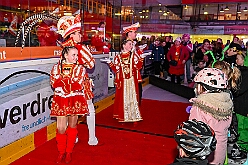 01 KarnevalOnIce 2026-02-06 20  alleato Arena und Ordensessen - Am späten Freitagnachmittag hieß es zum 4. Mal „Karneval on Ice“ . Nach der Premiere 2023 ist diese Veranstaltung weiterhin beliebt.  Das (Spaß)Eishockeyspiel der Teams Karneval vs. Stadt Duisburg endete 10:10. Nach diesem Besuch waren noch bei der Ehrengarde, diese hat den „Großen Orden“ an Joachim Loosen verliehen. : DVPJ, Toni I, Kinderprinz Juls I., Juls I., Prinzessin, Aileen I., Prinzessin Aileen I., HDK, Duisburg, Karneval, Helau, Tollität, Event, Session 2025, Session 2026, Hauptausschuss, Gemeinschaft, Hauptausschuss Karneval Duisburg, Duisburg ist echt