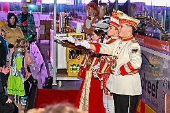 01 KarnevalOnIce 2026-02-06 23  alleato Arena und Ordensessen - Am späten Freitagnachmittag hieß es zum 4. Mal „Karneval on Ice“ . Nach der Premiere 2023 ist diese Veranstaltung weiterhin beliebt.  Das (Spaß)Eishockeyspiel der Teams Karneval vs. Stadt Duisburg endete 10:10. Nach diesem Besuch waren noch bei der Ehrengarde, diese hat den „Großen Orden“ an Joachim Loosen verliehen. : DVPJ, Toni I, Kinderprinz Juls I., Juls I., Prinzessin, Aileen I., Prinzessin Aileen I., HDK, Duisburg, Karneval, Helau, Tollität, Event, Session 2025, Session 2026, Hauptausschuss, Gemeinschaft, Hauptausschuss Karneval Duisburg, Duisburg ist echt