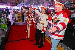 01 KarnevalOnIce 2026-02-06 25  alleato Arena und Ordensessen - Am späten Freitagnachmittag hieß es zum 4. Mal „Karneval on Ice“ . Nach der Premiere 2023 ist diese Veranstaltung weiterhin beliebt.  Das (Spaß)Eishockeyspiel der Teams Karneval vs. Stadt Duisburg endete 10:10. Nach diesem Besuch waren noch bei der Ehrengarde, diese hat den „Großen Orden“ an Joachim Loosen verliehen. : DVPJ, Toni I, Kinderprinz Juls I., Juls I., Prinzessin, Aileen I., Prinzessin Aileen I., HDK, Duisburg, Karneval, Helau, Tollität, Event, Session 2025, Session 2026, Hauptausschuss, Gemeinschaft, Hauptausschuss Karneval Duisburg, Duisburg ist echt