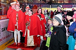 01 KarnevalOnIce 2026-02-06 32  alleato Arena und Ordensessen - Am späten Freitagnachmittag hieß es zum 4. Mal „Karneval on Ice“ . Nach der Premiere 2023 ist diese Veranstaltung weiterhin beliebt.  Das (Spaß)Eishockeyspiel der Teams Karneval vs. Stadt Duisburg endete 10:10. Nach diesem Besuch waren noch bei der Ehrengarde, diese hat den „Großen Orden“ an Joachim Loosen verliehen. : DVPJ, Toni I, Kinderprinz Juls I., Juls I., Prinzessin, Aileen I., Prinzessin Aileen I., HDK, Duisburg, Karneval, Helau, Tollität, Event, Session 2025, Session 2026, Hauptausschuss, Gemeinschaft, Hauptausschuss Karneval Duisburg, Duisburg ist echt