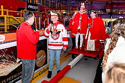 01 KarnevalOnIce 2026-02-06 35  alleato Arena und Ordensessen - Am späten Freitagnachmittag hieß es zum 4. Mal „Karneval on Ice“ . Nach der Premiere 2023 ist diese Veranstaltung weiterhin beliebt.  Das (Spaß)Eishockeyspiel der Teams Karneval vs. Stadt Duisburg endete 10:10. Nach diesem Besuch waren noch bei der Ehrengarde, diese hat den „Großen Orden“ an Joachim Loosen verliehen. : DVPJ, Toni I, Kinderprinz Juls I., Juls I., Prinzessin, Aileen I., Prinzessin Aileen I., HDK, Duisburg, Karneval, Helau, Tollität, Event, Session 2025, Session 2026, Hauptausschuss, Gemeinschaft, Hauptausschuss Karneval Duisburg, Duisburg ist echt