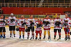 01 KarnevalOnIce 2026-02-06 40  alleato Arena und Ordensessen - Am späten Freitagnachmittag hieß es zum 4. Mal „Karneval on Ice“ . Nach der Premiere 2023 ist diese Veranstaltung weiterhin beliebt.  Das (Spaß)Eishockeyspiel der Teams Karneval vs. Stadt Duisburg endete 10:10. Nach diesem Besuch waren noch bei der Ehrengarde, diese hat den „Großen Orden“ an Joachim Loosen verliehen. : DVPJ, Toni I, Kinderprinz Juls I., Juls I., Prinzessin, Aileen I., Prinzessin Aileen I., HDK, Duisburg, Karneval, Helau, Tollität, Event, Session 2025, Session 2026, Hauptausschuss, Gemeinschaft, Hauptausschuss Karneval Duisburg, Duisburg ist echt