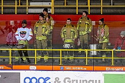 01 KarnevalOnIce 2026-02-06 44  alleato Arena und Ordensessen - Am späten Freitagnachmittag hieß es zum 4. Mal „Karneval on Ice“ . Nach der Premiere 2023 ist diese Veranstaltung weiterhin beliebt.  Das (Spaß)Eishockeyspiel der Teams Karneval vs. Stadt Duisburg endete 10:10. Nach diesem Besuch waren noch bei der Ehrengarde, diese hat den „Großen Orden“ an Joachim Loosen verliehen. : DVPJ, Toni I, Kinderprinz Juls I., Juls I., Prinzessin, Aileen I., Prinzessin Aileen I., HDK, Duisburg, Karneval, Helau, Tollität, Event, Session 2025, Session 2026, Hauptausschuss, Gemeinschaft, Hauptausschuss Karneval Duisburg, Duisburg ist echt