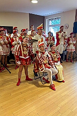 01 Senioren Hewag 2026-02-07 02  Samstags Tour, 7. Februar - Mittags begann unsere Tour, insgesamt 7 Auftritte, im Hewag Seniorenstift an der Karl-Jarres-Straße. Es folgte dann im Karl Martin Haus bei den Jungschützen, begleitet von unserer Minigarde, der nächste Termin. Nach sportlichen Stop dann beim OSC in Rheinhausen ging es zur Mädchensitzung von Rot-Weiß Hamborn-Marxloh. Von dort in die City, einmal zur die Galasitzung der Bürgergarde im WYNDHAM Hotel und dann die Damensitzung vom Sonnigen Süden. Zum Schluss war dann noch das Kostümfest der „Hippen“ in Großenbaum.