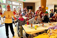 01 Senioren Hewag 2026-02-07 07  Samstags Tour, 7. Februar - Mittags begann unsere Tour, insgesamt 7 Auftritte, im Hewag Seniorenstift an der Karl-Jarres-Straße. Es folgte dann im Karl Martin Haus bei den Jungschützen, begleitet von unserer Minigarde, der nächste Termin. Nach sportlichen Stop dann beim OSC in Rheinhausen ging es zur Mädchensitzung von Rot-Weiß Hamborn-Marxloh. Von dort in die City, einmal zur die Galasitzung der Bürgergarde im WYNDHAM Hotel und dann die Damensitzung vom Sonnigen Süden. Zum Schluss war dann noch das Kostümfest der „Hippen“ in Großenbaum.