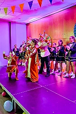 02 Jungsch Buchholz 2026-02-07 02  Samstags Tour, 7. Februar - Mittags begann unsere Tour, insgesamt 7 Auftritte, im Hewag Seniorenstift an der Karl-Jarres-Straße. Es folgte dann im Karl Martin Haus bei den Jungschützen, begleitet von unserer Minigarde, der nächste Termin. Nach sportlichen Stop dann beim OSC in Rheinhausen ging es zur Mädchensitzung von Rot-Weiß Hamborn-Marxloh. Von dort in die City, einmal zur die Galasitzung der Bürgergarde im WYNDHAM Hotel und dann die Damensitzung vom Sonnigen Süden. Zum Schluss war dann noch das Kostümfest der „Hippen“ in Großenbaum.