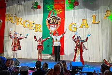 05 Buergergala 2026-02-07 06  Samstags Tour, 7. Februar - Mittags begann unsere Tour, insgesamt 7 Auftritte, im Hewag Seniorenstift an der Karl-Jarres-Straße. Es folgte dann im Karl Martin Haus bei den Jungschützen, begleitet von unserer Minigarde, der nächste Termin. Nach sportlichen Stop dann beim OSC in Rheinhausen ging es zur Mädchensitzung von Rot-Weiß Hamborn-Marxloh. Von dort in die City, einmal zur die Galasitzung der Bürgergarde im WYNDHAM Hotel und dann die Damensitzung vom Sonnigen Süden. Zum Schluss war dann noch das Kostümfest der „Hippen“ in Großenbaum.