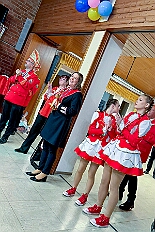 07 Kostuems HippeHoeh 2026-02-07 04  Samstags Tour, 7. Februar - Mittags begann unsere Tour, insgesamt 7 Auftritte, im Hewag Seniorenstift an der Karl-Jarres-Straße. Es folgte dann im Karl Martin Haus bei den Jungschützen, begleitet von unserer Minigarde, der nächste Termin. Nach sportlichen Stop dann beim OSC in Rheinhausen ging es zur Mädchensitzung von Rot-Weiß Hamborn-Marxloh. Von dort in die City, einmal zur die Galasitzung der Bürgergarde im WYNDHAM Hotel und dann die Damensitzung vom Sonnigen Süden. Zum Schluss war dann noch das Kostümfest der „Hippen“ in Großenbaum.