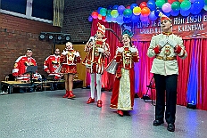 07 Kostuems HippeHoeh 2026-02-07 06  Samstags Tour, 7. Februar - Mittags begann unsere Tour, insgesamt 7 Auftritte, im Hewag Seniorenstift an der Karl-Jarres-Straße. Es folgte dann im Karl Martin Haus bei den Jungschützen, begleitet von unserer Minigarde, der nächste Termin. Nach sportlichen Stop dann beim OSC in Rheinhausen ging es zur Mädchensitzung von Rot-Weiß Hamborn-Marxloh. Von dort in die City, einmal zur die Galasitzung der Bürgergarde im WYNDHAM Hotel und dann die Damensitzung vom Sonnigen Süden. Zum Schluss war dann noch das Kostümfest der „Hippen“ in Großenbaum.