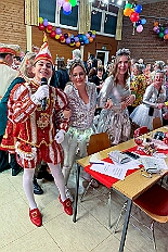 07 Kostuems HippeHoeh 2026-02-07 11  Samstags Tour, 7. Februar - Mittags begann unsere Tour, insgesamt 7 Auftritte, im Hewag Seniorenstift an der Karl-Jarres-Straße. Es folgte dann im Karl Martin Haus bei den Jungschützen, begleitet von unserer Minigarde, der nächste Termin. Nach sportlichen Stop dann beim OSC in Rheinhausen ging es zur Mädchensitzung von Rot-Weiß Hamborn-Marxloh. Von dort in die City, einmal zur die Galasitzung der Bürgergarde im WYNDHAM Hotel und dann die Damensitzung vom Sonnigen Süden. Zum Schluss war dann noch das Kostümfest der „Hippen“ in Großenbaum.