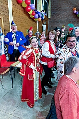 07 Kostuems HippeHoeh 2026-02-07 12  Samstags Tour, 7. Februar - Mittags begann unsere Tour, insgesamt 7 Auftritte, im Hewag Seniorenstift an der Karl-Jarres-Straße. Es folgte dann im Karl Martin Haus bei den Jungschützen, begleitet von unserer Minigarde, der nächste Termin. Nach sportlichen Stop dann beim OSC in Rheinhausen ging es zur Mädchensitzung von Rot-Weiß Hamborn-Marxloh. Von dort in die City, einmal zur die Galasitzung der Bürgergarde im WYNDHAM Hotel und dann die Damensitzung vom Sonnigen Süden. Zum Schluss war dann noch das Kostümfest der „Hippen“ in Großenbaum.