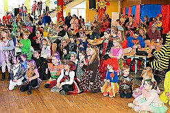 01 Kinders SonnigSued 2026- 02-08 09  Sonntags Tour, 8. Februar - An diesem Sonntagmittag in Gesamtschule Mitte an der Falkstraße starteten wir bei der Kindersitzung des Sonnigen Südens mit Clown „Olli“. Auch dabei Sascha der Zauberer.  Danach dann KIK, Kind im Krankenhaus, mit der Schottenzunft . Wir durften die Kinder ZNA , die Kinderintensiv und zwei weitere Kinderstationen besuchen haben dabei Süßigkeiten und Pins verteilt . Auch durften wir Phillip den jüngsten Ordensträger begrüßen, geboren am 6.2.2026. Zum Schluss war dann noch der Kinderkarneval der Roten Funken im „Haus Kontakt“. : DVPJ, Toni I, Kinderprinz Juls I., Juls I., Prinzessin, Aileen I., Prinzessin Aileen I., HDK, Duisburg, Karneval, Helau, Tollität, Event, Session 2025, Session 2026, Hauptausschuss, Gemeinschaft, Hauptausschuss Karneval Duisburg, Duisburg ist echt