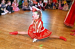 01 Kinders SonnigSued 2026- 02-08 14  Sonntags Tour, 8. Februar - An diesem Sonntagmittag in Gesamtschule Mitte an der Falkstraße starteten wir bei der Kindersitzung des Sonnigen Südens mit Clown „Olli“. Auch dabei Sascha der Zauberer.  Danach dann KIK, Kind im Krankenhaus, mit der Schottenzunft . Wir durften die Kinder ZNA , die Kinderintensiv und zwei weitere Kinderstationen besuchen haben dabei Süßigkeiten und Pins verteilt . Auch durften wir Phillip den jüngsten Ordensträger begrüßen, geboren am 6.2.2026. Zum Schluss war dann noch der Kinderkarneval der Roten Funken im „Haus Kontakt“. : DVPJ, Toni I, Kinderprinz Juls I., Juls I., Prinzessin, Aileen I., Prinzessin Aileen I., HDK, Duisburg, Karneval, Helau, Tollität, Event, Session 2025, Session 2026, Hauptausschuss, Gemeinschaft, Hauptausschuss Karneval Duisburg, Duisburg ist echt