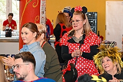 01 Kinders SonnigSued 2026- 02-08 15  Sonntags Tour, 8. Februar - An diesem Sonntagmittag in Gesamtschule Mitte an der Falkstraße starteten wir bei der Kindersitzung des Sonnigen Südens mit Clown „Olli“. Auch dabei Sascha der Zauberer.  Danach dann KIK, Kind im Krankenhaus, mit der Schottenzunft . Wir durften die Kinder ZNA , die Kinderintensiv und zwei weitere Kinderstationen besuchen haben dabei Süßigkeiten und Pins verteilt . Auch durften wir Phillip den jüngsten Ordensträger begrüßen, geboren am 6.2.2026. Zum Schluss war dann noch der Kinderkarneval der Roten Funken im „Haus Kontakt“. : DVPJ, Toni I, Kinderprinz Juls I., Juls I., Prinzessin, Aileen I., Prinzessin Aileen I., HDK, Duisburg, Karneval, Helau, Tollität, Event, Session 2025, Session 2026, Hauptausschuss, Gemeinschaft, Hauptausschuss Karneval Duisburg, Duisburg ist echt