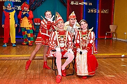 01 Kinders SonnigSued 2026- 02-08 17  Sonntags Tour, 8. Februar - An diesem Sonntagmittag in Gesamtschule Mitte an der Falkstraße starteten wir bei der Kindersitzung des Sonnigen Südens mit Clown „Olli“. Auch dabei Sascha der Zauberer.  Danach dann KIK, Kind im Krankenhaus, mit der Schottenzunft . Wir durften die Kinder ZNA , die Kinderintensiv und zwei weitere Kinderstationen besuchen haben dabei Süßigkeiten und Pins verteilt . Auch durften wir Phillip den jüngsten Ordensträger begrüßen, geboren am 6.2.2026. Zum Schluss war dann noch der Kinderkarneval der Roten Funken im „Haus Kontakt“. : DVPJ, Toni I, Kinderprinz Juls I., Juls I., Prinzessin, Aileen I., Prinzessin Aileen I., HDK, Duisburg, Karneval, Helau, Tollität, Event, Session 2025, Session 2026, Hauptausschuss, Gemeinschaft, Hauptausschuss Karneval Duisburg, Duisburg ist echt