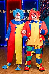 01 Kinders SonnigSued 2026- 02-08 22  Sonntags Tour, 8. Februar - An diesem Sonntagmittag in Gesamtschule Mitte an der Falkstraße starteten wir bei der Kindersitzung des Sonnigen Südens mit Clown „Olli“. Auch dabei Sascha der Zauberer.  Danach dann KIK, Kind im Krankenhaus, mit der Schottenzunft . Wir durften die Kinder ZNA , die Kinderintensiv und zwei weitere Kinderstationen besuchen haben dabei Süßigkeiten und Pins verteilt . Auch durften wir Phillip den jüngsten Ordensträger begrüßen, geboren am 6.2.2026. Zum Schluss war dann noch der Kinderkarneval der Roten Funken im „Haus Kontakt“. : DVPJ, Toni I, Kinderprinz Juls I., Juls I., Prinzessin, Aileen I., Prinzessin Aileen I., HDK, Duisburg, Karneval, Helau, Tollität, Event, Session 2025, Session 2026, Hauptausschuss, Gemeinschaft, Hauptausschuss Karneval Duisburg, Duisburg ist echt