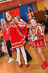 01 Kinders SonnigSued 2026- 02-08 25  Sonntags Tour, 8. Februar - An diesem Sonntagmittag in Gesamtschule Mitte an der Falkstraße starteten wir bei der Kindersitzung des Sonnigen Südens mit Clown „Olli“. Auch dabei Sascha der Zauberer.  Danach dann KIK, Kind im Krankenhaus, mit der Schottenzunft . Wir durften die Kinder ZNA , die Kinderintensiv und zwei weitere Kinderstationen besuchen haben dabei Süßigkeiten und Pins verteilt . Auch durften wir Phillip den jüngsten Ordensträger begrüßen, geboren am 6.2.2026. Zum Schluss war dann noch der Kinderkarneval der Roten Funken im „Haus Kontakt“. : DVPJ, Toni I, Kinderprinz Juls I., Juls I., Prinzessin, Aileen I., Prinzessin Aileen I., HDK, Duisburg, Karneval, Helau, Tollität, Event, Session 2025, Session 2026, Hauptausschuss, Gemeinschaft, Hauptausschuss Karneval Duisburg, Duisburg ist echt