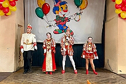 03 Kinders RoteFunken 2026- 02-08 01  Sonntags Tour, 8. Februar - An diesem Sonntagmittag in Gesamtschule Mitte an der Falkstraße starteten wir bei der Kindersitzung des Sonnigen Südens mit Clown „Olli“. Auch dabei Sascha der Zauberer.  Danach dann KIK, Kind im Krankenhaus, mit der Schottenzunft . Wir durften die Kinder ZNA , die Kinderintensiv und zwei weitere Kinderstationen besuchen haben dabei Süßigkeiten und Pins verteilt . Auch durften wir Phillip den jüngsten Ordensträger begrüßen, geboren am 6.2.2026. Zum Schluss war dann noch der Kinderkarneval der Roten Funken im „Haus Kontakt“.