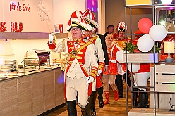 Prinzenem Intercity 2026- 02-10 36  Mal nicht wie immer - Eigentlich ist es Tradition der Roten Funken zu ihrem Prinzenempfang am Mittwoch vor Altweiber zu bitten. Dieses Jahr wurden im IntercityHotel die Tollitätten unvermeidbar einen Tag vorher : DVPJ, Toni I, Kinderprinz Juls I., Juls I., Prinzessin, Aileen I., Prinzessin Aileen I., HDK, Duisburg, Karneval, Helau, Tollität, Event, Session 2025, Session 2026, Hauptausschuss, Gemeinschaft, Hauptausschuss Karneval Duisburg, Duisburg ist echt