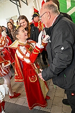 03 DEKRA PrWiegen 2026- 02-11 08  Mittwochs Tour, 11. Februar - Um 10 Uhr ging es an diesem Tag auf Karnevalsfeier der GGS Tonstraße für uns los. Danach waren dann 2 Termine mit Prinz Toni zusammen, einmal der Rathausempfang in Rheinhausen und das Wiegen bei der DEKRA. Am Nachmittag standen 3 Seniorenkarnevaslfeiern an, bei Casa Mia in Röttgersbach und den Hewag-Zentren Hufstraße und Brauerstraße. Nach dem Kurzbesuch bei den Lebensräumen Duisburg ging es in den Steinhof zum Abend für den Bürger des Jahres. : DVPJ, Toni I, Kinderprinz Juls I., Juls I., Prinzessin, Aileen I., Prinzessin Aileen I., HDK, Duisburg, Karneval, Helau, Tollität, Event, Session 2025, Session 2026, Hauptausschuss, Gemeinschaft, Hauptausschuss Karneval Duisburg, Duisburg ist echt