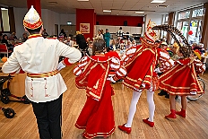 04 CasaMia Seniorkar 2026- 02-11 04  Mittwochs Tour, 11. Februar - Um 10 Uhr ging es an diesem Tag auf Karnevalsfeier der GGS Tonstraße für uns los. Danach waren dann 2 Termine mit Prinz Toni zusammen, einmal der Rathausempfang in Rheinhausen und das Wiegen bei der DEKRA. Am Nachmittag standen 3 Seniorenkarnevaslfeiern an, bei Casa Mia in Röttgersbach und den Hewag-Zentren Hufstraße und Brauerstraße. Nach dem Kurzbesuch bei den Lebensräumen Duisburg ging es in den Steinhof zum Abend für den Bürger des Jahres. : DVPJ, Toni I, Kinderprinz Juls I., Juls I., Prinzessin, Aileen I., Prinzessin Aileen I., HDK, Duisburg, Karneval, Helau, Tollität, Event, Session 2025, Session 2026, Hauptausschuss, Gemeinschaft, Hauptausschuss Karneval Duisburg, Duisburg ist echt