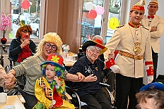 04 CasaMia Seniorkar 2026- 02-11 10  Mittwochs Tour, 11. Februar - Um 10 Uhr ging es an diesem Tag auf Karnevalsfeier der GGS Tonstraße für uns los. Danach waren dann 2 Termine mit Prinz Toni zusammen, einmal der Rathausempfang in Rheinhausen und das Wiegen bei der DEKRA. Am Nachmittag standen 3 Seniorenkarnevaslfeiern an, bei Casa Mia in Röttgersbach und den Hewag-Zentren Hufstraße und Brauerstraße. Nach dem Kurzbesuch bei den Lebensräumen Duisburg ging es in den Steinhof zum Abend für den Bürger des Jahres. : DVPJ, Toni I, Kinderprinz Juls I., Juls I., Prinzessin, Aileen I., Prinzessin Aileen I., HDK, Duisburg, Karneval, Helau, Tollität, Event, Session 2025, Session 2026, Hauptausschuss, Gemeinschaft, Hauptausschuss Karneval Duisburg, Duisburg ist echt