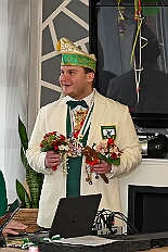 05 SeniKarn HEWAH Hufstrasse 2026- 02-11 04  Mittwochs Tour, 11. Februar - Um 10 Uhr ging es an diesem Tag auf Karnevalsfeier der GGS Tonstraße für uns los. Danach waren dann 2 Termine mit Prinz Toni zusammen, einmal der Rathausempfang in Rheinhausen und das Wiegen bei der DEKRA. Am Nachmittag standen 3 Seniorenkarnevaslfeiern an, bei Casa Mia in Röttgersbach und den Hewag-Zentren Hufstraße und Brauerstraße. Nach dem Kurzbesuch bei den Lebensräumen Duisburg ging es in den Steinhof zum Abend für den Bürger des Jahres. : DVPJ, Toni I, Kinderprinz Juls I., Juls I., Prinzessin, Aileen I., Prinzessin Aileen I., HDK, Duisburg, Karneval, Helau, Tollität, Event, Session 2025, Session 2026, Hauptausschuss, Gemeinschaft, Hauptausschuss Karneval Duisburg, Duisburg ist echt