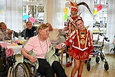 05 SeniKarn HEWAH Hufstrasse 2026- 02-11 07  Mittwochs Tour, 11. Februar - Um 10 Uhr ging es an diesem Tag auf Karnevalsfeier der GGS Tonstraße für uns los. Danach waren dann 2 Termine mit Prinz Toni zusammen, einmal der Rathausempfang in Rheinhausen und das Wiegen bei der DEKRA. Am Nachmittag standen 3 Seniorenkarnevaslfeiern an, bei Casa Mia in Röttgersbach und den Hewag-Zentren Hufstraße und Brauerstraße. Nach dem Kurzbesuch bei den Lebensräumen Duisburg ging es in den Steinhof zum Abend für den Bürger des Jahres. : DVPJ, Toni I, Kinderprinz Juls I., Juls I., Prinzessin, Aileen I., Prinzessin Aileen I., HDK, Duisburg, Karneval, Helau, Tollität, Event, Session 2025, Session 2026, Hauptausschuss, Gemeinschaft, Hauptausschuss Karneval Duisburg, Duisburg ist echt