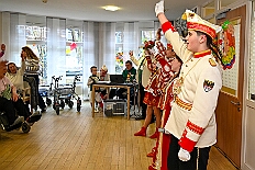 05 SeniKarn HEWAH Hufstrasse 2026- 02-11 09  Mittwochs Tour, 11. Februar - Um 10 Uhr ging es an diesem Tag auf Karnevalsfeier der GGS Tonstraße für uns los. Danach waren dann 2 Termine mit Prinz Toni zusammen, einmal der Rathausempfang in Rheinhausen und das Wiegen bei der DEKRA. Am Nachmittag standen 3 Seniorenkarnevaslfeiern an, bei Casa Mia in Röttgersbach und den Hewag-Zentren Hufstraße und Brauerstraße. Nach dem Kurzbesuch bei den Lebensräumen Duisburg ging es in den Steinhof zum Abend für den Bürger des Jahres. : DVPJ, Toni I, Kinderprinz Juls I., Juls I., Prinzessin, Aileen I., Prinzessin Aileen I., HDK, Duisburg, Karneval, Helau, Tollität, Event, Session 2025, Session 2026, Hauptausschuss, Gemeinschaft, Hauptausschuss Karneval Duisburg, Duisburg ist echt