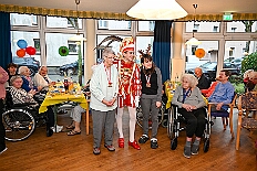 06 SeniKarn HEWAH Brauerstrasse 2026- 02-11 09  Mittwochs Tour, 11. Februar - Um 10 Uhr ging es an diesem Tag auf Karnevalsfeier der GGS Tonstraße für uns los. Danach waren dann 2 Termine mit Prinz Toni zusammen, einmal der Rathausempfang in Rheinhausen und das Wiegen bei der DEKRA. Am Nachmittag standen 3 Seniorenkarnevaslfeiern an, bei Casa Mia in Röttgersbach und den Hewag-Zentren Hufstraße und Brauerstraße. Nach dem Kurzbesuch bei den Lebensräumen Duisburg ging es in den Steinhof zum Abend für den Bürger des Jahres. : DVPJ, Toni I, Kinderprinz Juls I., Juls I., Prinzessin, Aileen I., Prinzessin Aileen I., HDK, Duisburg, Karneval, Helau, Tollität, Event, Session 2025, Session 2026, Hauptausschuss, Gemeinschaft, Hauptausschuss Karneval Duisburg, Duisburg ist echt