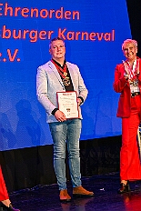 08 HDK Buerger desJahrse 2026- 02-11 24  Mittwochs Tour, 11. Februar - Um 10 Uhr ging es an diesem Tag auf Karnevalsfeier der GGS Tonstraße für uns los. Danach waren dann 2 Termine mit Prinz Toni zusammen, einmal der Rathausempfang in Rheinhausen und das Wiegen bei der DEKRA. Am Nachmittag standen 3 Seniorenkarnevaslfeiern an, bei Casa Mia in Röttgersbach und den Hewag-Zentren Hufstraße und Brauerstraße. Nach dem Kurzbesuch bei den Lebensräumen Duisburg ging es in den Steinhof zum Abend für den Bürger des Jahres. : DVPJ, Toni I, Kinderprinz Juls I., Juls I., Prinzessin, Aileen I., Prinzessin Aileen I., HDK, Duisburg, Karneval, Helau, Tollität, Event, Session 2025, Session 2026, Hauptausschuss, Gemeinschaft, Hauptausschuss Karneval Duisburg, Duisburg ist echt