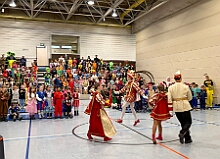 01 GGS Habischtstr 2026- 02-12 04  Weiberfastnachts Tour, 11. Februar - Schon um 9 Uhr begann dieser ereignisreicher Tag für uns mit der Karnevalsfeier in der GGS Habichtstraße. Im HDK Festzelt wurden wir danach fanatisch gefeiert. Weiter ging es dann zu Hargreaves und ins LANUV zur der Firmenfeiern. Zwischendurch seine Seniorenfeier der AWO Karl-Jarres-Straße. Im Ratskeller feiern die Nordvereine Altweiber. In Folge fahren wir nach Laar, einmal zum Familienkarneval der KG Rot-Gold und die KFD feier im St. Ewald. Der vorletzte Auftritt dann die Altweibersitzung bei der Ehrengarde bevor es zum erneuten Heimspiel  zur Altweiber-Party in den Heimathafen geht.