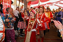 02 HDK Festzelt 2026- 02-12 03  Weiberfastnachts Tour, 11. Februar - Schon um 9 Uhr begann dieser ereignisreicher Tag für uns mit der Karnevalsfeier in der GGS Habichtstraße. Im HDK Festzelt wurden wir danach fanatisch gefeiert. Weiter ging es dann zu Hargreaves und ins LANUV zur der Firmenfeiern. Zwischendurch seine Seniorenfeier der AWO Karl-Jarres-Straße. Im Ratskeller feiern die Nordvereine Altweiber. In Folge fahren wir nach Laar, einmal zum Familienkarneval der KG Rot-Gold und die KFD feier im St. Ewald. Der vorletzte Auftritt dann die Altweibersitzung bei der Ehrengarde bevor es zum erneuten Heimspiel  zur Altweiber-Party in den Heimathafen geht. : DVPJ, Toni I, Kinderprinz Juls I., Juls I., Prinzessin, Aileen I., Prinzessin Aileen I., HDK, Duisburg, Karneval, Helau, Tollität, Event, Session 2025, Session 2026, Hauptausschuss, Gemeinschaft, Hauptausschuss Karneval Duisburg, Duisburg ist echt