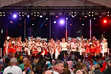 02 HDK Festzelt 2026- 02-12 14  Weiberfastnachts Tour, 11. Februar - Schon um 9 Uhr begann dieser ereignisreicher Tag für uns mit der Karnevalsfeier in der GGS Habichtstraße. Im HDK Festzelt wurden wir danach fanatisch gefeiert. Weiter ging es dann zu Hargreaves und ins LANUV zur der Firmenfeiern. Zwischendurch seine Seniorenfeier der AWO Karl-Jarres-Straße. Im Ratskeller feiern die Nordvereine Altweiber. In Folge fahren wir nach Laar, einmal zum Familienkarneval der KG Rot-Gold und die KFD feier im St. Ewald. Der vorletzte Auftritt dann die Altweibersitzung bei der Ehrengarde bevor es zum erneuten Heimspiel  zur Altweiber-Party in den Heimathafen geht. : DVPJ, Toni I, Kinderprinz Juls I., Juls I., Prinzessin, Aileen I., Prinzessin Aileen I., HDK, Duisburg, Karneval, Helau, Tollität, Event, Session 2025, Session 2026, Hauptausschuss, Gemeinschaft, Hauptausschuss Karneval Duisburg, Duisburg ist echt