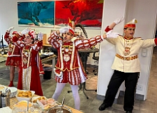 03 Firmenk Hargreaves 2026- 02-12 01  Weiberfastnachts Tour, 11. Februar - Schon um 9 Uhr begann dieser ereignisreicher Tag für uns mit der Karnevalsfeier in der GGS Habichtstraße. Im HDK Festzelt wurden wir danach fanatisch gefeiert. Weiter ging es dann zu Hargreaves und ins LANUV zur der Firmenfeiern. Zwischendurch seine Seniorenfeier der AWO Karl-Jarres-Straße. Im Ratskeller feiern die Nordvereine Altweiber. In Folge fahren wir nach Laar, einmal zum Familienkarneval der KG Rot-Gold und die KFD feier im St. Ewald. Der vorletzte Auftritt dann die Altweibersitzung bei der Ehrengarde bevor es zum erneuten Heimspiel  zur Altweiber-Party in den Heimathafen geht.