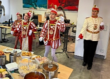 03 Firmenk Hargreaves 2026- 02-12 09  Weiberfastnachts Tour, 11. Februar - Schon um 9 Uhr begann dieser ereignisreicher Tag für uns mit der Karnevalsfeier in der GGS Habichtstraße. Im HDK Festzelt wurden wir danach fanatisch gefeiert. Weiter ging es dann zu Hargreaves und ins LANUV zur der Firmenfeiern. Zwischendurch seine Seniorenfeier der AWO Karl-Jarres-Straße. Im Ratskeller feiern die Nordvereine Altweiber. In Folge fahren wir nach Laar, einmal zum Familienkarneval der KG Rot-Gold und die KFD feier im St. Ewald. Der vorletzte Auftritt dann die Altweibersitzung bei der Ehrengarde bevor es zum erneuten Heimspiel  zur Altweiber-Party in den Heimathafen geht.