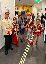 04 LANUV 2026- 02-12 02  Weiberfastnachts Tour, 11. Februar - Schon um 9 Uhr begann dieser ereignisreicher Tag für uns mit der Karnevalsfeier in der GGS Habichtstraße. Im HDK Festzelt wurden wir danach fanatisch gefeiert. Weiter ging es dann zu Hargreaves und ins LANUV zur der Firmenfeiern. Zwischendurch seine Seniorenfeier der AWO Karl-Jarres-Straße. Im Ratskeller feiern die Nordvereine Altweiber. In Folge fahren wir nach Laar, einmal zum Familienkarneval der KG Rot-Gold und die KFD feier im St. Ewald. Der vorletzte Auftritt dann die Altweibersitzung bei der Ehrengarde bevor es zum erneuten Heimspiel  zur Altweiber-Party in den Heimathafen geht.