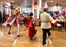 05 Seniorenkar AWO 2026- 02-12 03  Weiberfastnachts Tour, 11. Februar - Schon um 9 Uhr begann dieser ereignisreicher Tag für uns mit der Karnevalsfeier in der GGS Habichtstraße. Im HDK Festzelt wurden wir danach fanatisch gefeiert. Weiter ging es dann zu Hargreaves und ins LANUV zur der Firmenfeiern. Zwischendurch seine Seniorenfeier der AWO Karl-Jarres-Straße. Im Ratskeller feiern die Nordvereine Altweiber. In Folge fahren wir nach Laar, einmal zum Familienkarneval der KG Rot-Gold und die KFD feier im St. Ewald. Der vorletzte Auftritt dann die Altweibersitzung bei der Ehrengarde bevor es zum erneuten Heimspiel  zur Altweiber-Party in den Heimathafen geht.