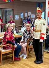 05 Seniorenkar AWO 2026- 02-12 06  Weiberfastnachts Tour, 11. Februar - Schon um 9 Uhr begann dieser ereignisreicher Tag für uns mit der Karnevalsfeier in der GGS Habichtstraße. Im HDK Festzelt wurden wir danach fanatisch gefeiert. Weiter ging es dann zu Hargreaves und ins LANUV zur der Firmenfeiern. Zwischendurch seine Seniorenfeier der AWO Karl-Jarres-Straße. Im Ratskeller feiern die Nordvereine Altweiber. In Folge fahren wir nach Laar, einmal zum Familienkarneval der KG Rot-Gold und die KFD feier im St. Ewald. Der vorletzte Auftritt dann die Altweibersitzung bei der Ehrengarde bevor es zum erneuten Heimspiel  zur Altweiber-Party in den Heimathafen geht.