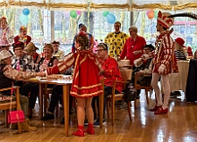 05 Seniorenkar AWO 2026- 02-12 07  Weiberfastnachts Tour, 11. Februar - Schon um 9 Uhr begann dieser ereignisreicher Tag für uns mit der Karnevalsfeier in der GGS Habichtstraße. Im HDK Festzelt wurden wir danach fanatisch gefeiert. Weiter ging es dann zu Hargreaves und ins LANUV zur der Firmenfeiern. Zwischendurch seine Seniorenfeier der AWO Karl-Jarres-Straße. Im Ratskeller feiern die Nordvereine Altweiber. In Folge fahren wir nach Laar, einmal zum Familienkarneval der KG Rot-Gold und die KFD feier im St. Ewald. Der vorletzte Auftritt dann die Altweibersitzung bei der Ehrengarde bevor es zum erneuten Heimspiel  zur Altweiber-Party in den Heimathafen geht.