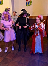 06 Altew Nordvereine 2026- 02-12 03  Weiberfastnachts Tour, 11. Februar - Schon um 9 Uhr begann dieser ereignisreicher Tag für uns mit der Karnevalsfeier in der GGS Habichtstraße. Im HDK Festzelt wurden wir danach fanatisch gefeiert. Weiter ging es dann zu Hargreaves und ins LANUV zur der Firmenfeiern. Zwischendurch seine Seniorenfeier der AWO Karl-Jarres-Straße. Im Ratskeller feiern die Nordvereine Altweiber. In Folge fahren wir nach Laar, einmal zum Familienkarneval der KG Rot-Gold und die KFD feier im St. Ewald. Der vorletzte Auftritt dann die Altweibersitzung bei der Ehrengarde bevor es zum erneuten Heimspiel  zur Altweiber-Party in den Heimathafen geht.